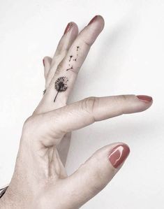 25 Tatouages ​​​​doigts pour femme : avantages, inconvénients 13