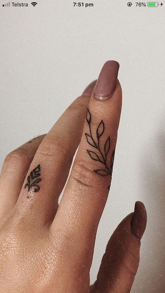 25 Tatouages ​​​​doigts pour femme : avantages, inconvénients 16