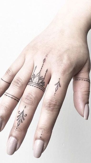 25 Tatouages ​​​​doigts pour femme : avantages, inconvénients 18