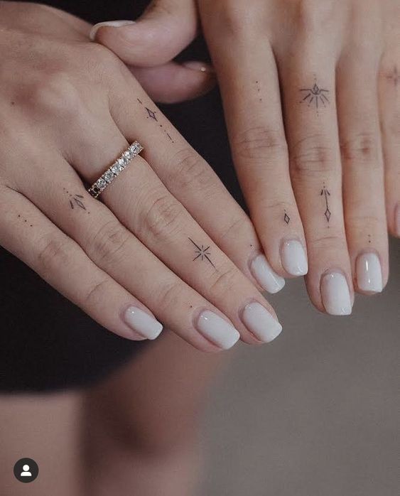 25 Tatouages ​​​​doigts pour femme : avantages, inconvénients 21