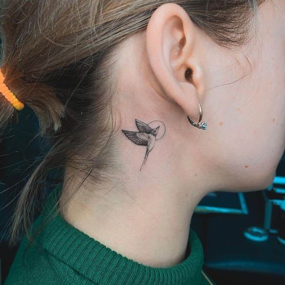 27 Beaux tatouages ​​subtils et féminins derrière l'oreille 5