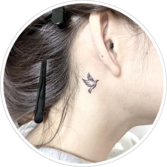 27 Beaux tatouages ​​subtils et féminins derrière l'oreille 6