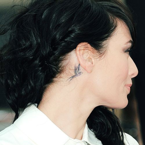 27 Beaux tatouages ​​subtils et féminins derrière l'oreille 7