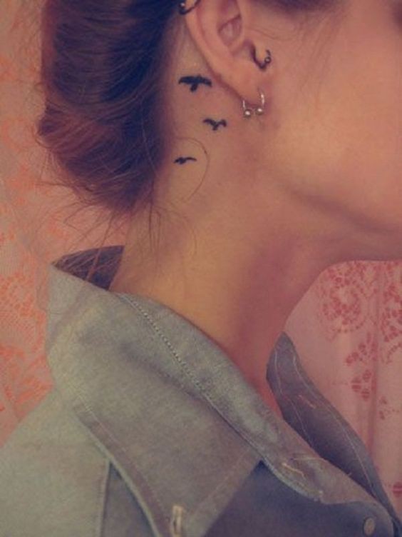 27 Beaux tatouages ​​subtils et féminins derrière l'oreille 13