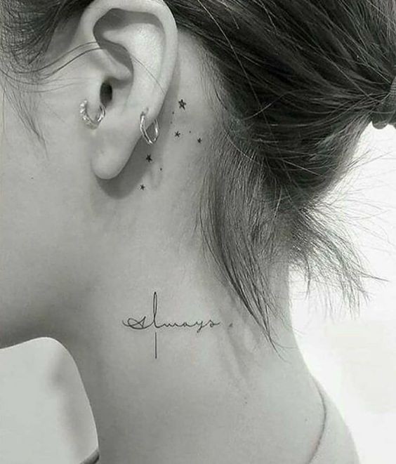 27 Beaux tatouages subtils et féminins derrière l'oreille 17
