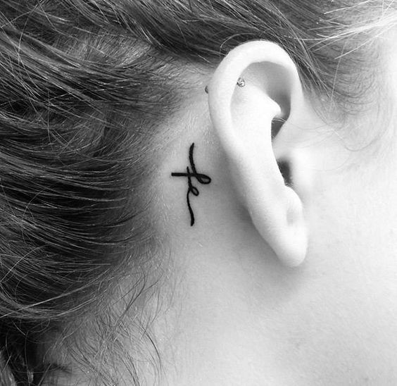 27 Beaux tatouages ​​subtils et féminins derrière l'oreille 18