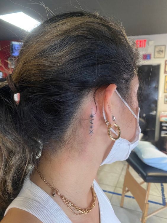 27 Beaux tatouages ​​subtils et féminins derrière l'oreille 21