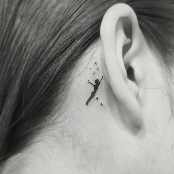 27 Beaux tatouages subtils et féminins derrière l'oreille 27 27 Beaux tatouages subtils et féminins derrière l'oreille 27