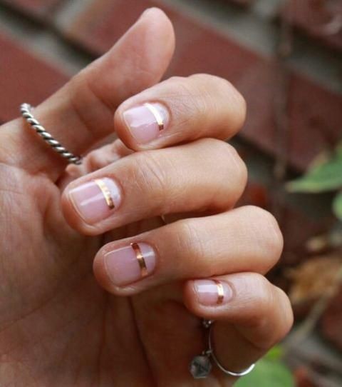 17 nails art minimalistes pour des ongles courts 11