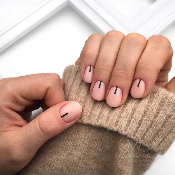 17 nails art minimalistes pour des ongles courts 12