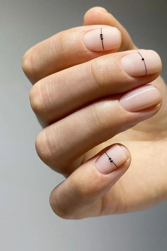 17 nails art minimalistes pour des ongles courts 14
