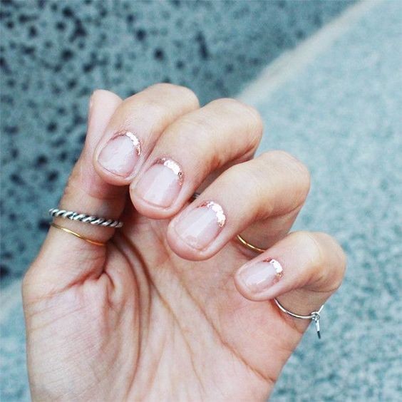 17 nails art minimalistes pour des ongles courts 15