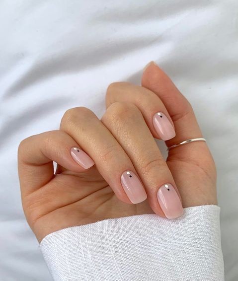 17 nails art minimalistes pour des ongles courts 17