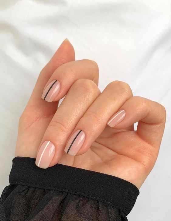 17 nails art minimalistes pour des ongles courts 22