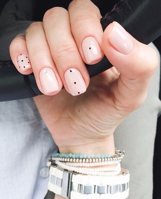 17 nails art minimalistes pour des ongles courts 23