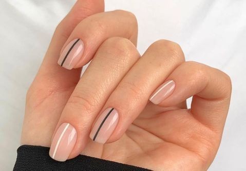 17 nails art minimalistes pour des ongles courts 24