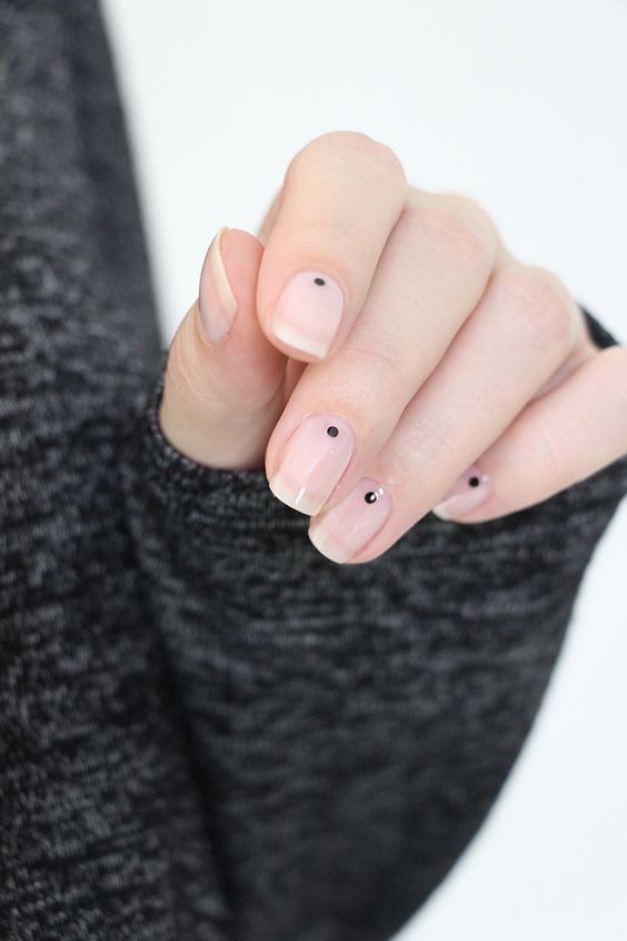 17 nails art minimalistes pour des ongles courts 35