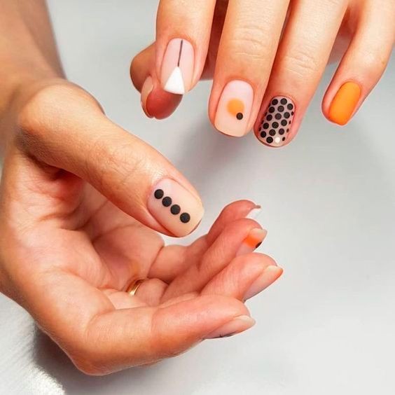 17 nails art minimalistes pour des ongles courts 37
