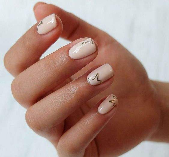 17 nails art minimalistes pour des ongles courts 41