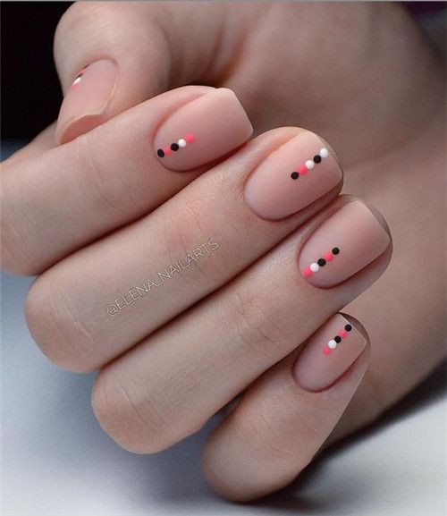 17 nails art minimalistes pour des ongles courts 44