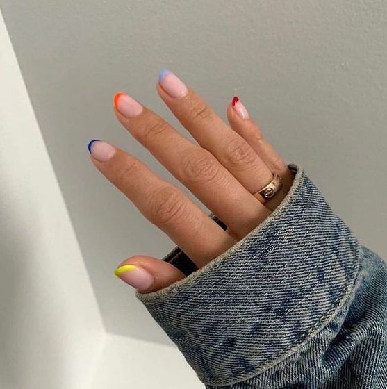 17 nails art minimalistes pour des ongles courts 50