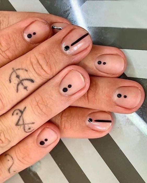 17 nails art minimalistes pour des ongles courts 52