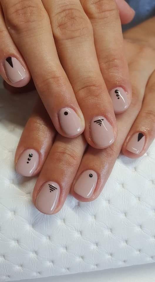 17 nails art minimalistes pour des ongles courts 3