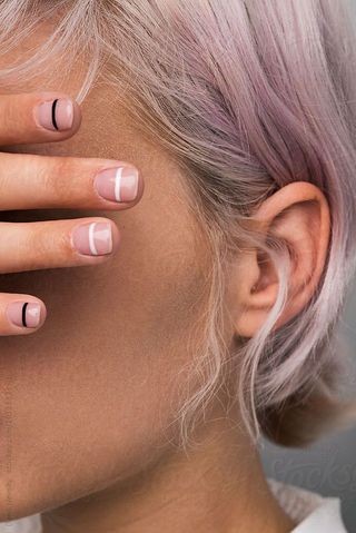 17 nails art minimalistes pour des ongles courts 5