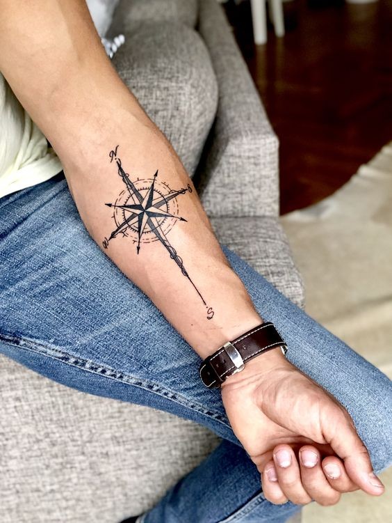 Tatouages boussole : 38 idées pour vous aider à trouver votre voie 11