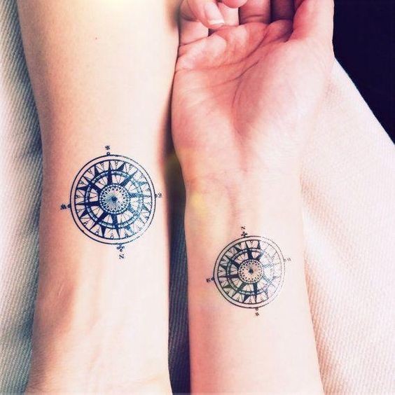 Tatouages boussole : 38 idées pour vous aider à trouver votre voie 33 Tatouages boussole : 38 idées pour vous aider à trouver votre voie 33
