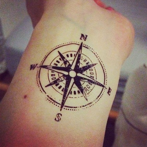 Tatouages boussole : 38 idées pour vous aider à trouver votre voie 34