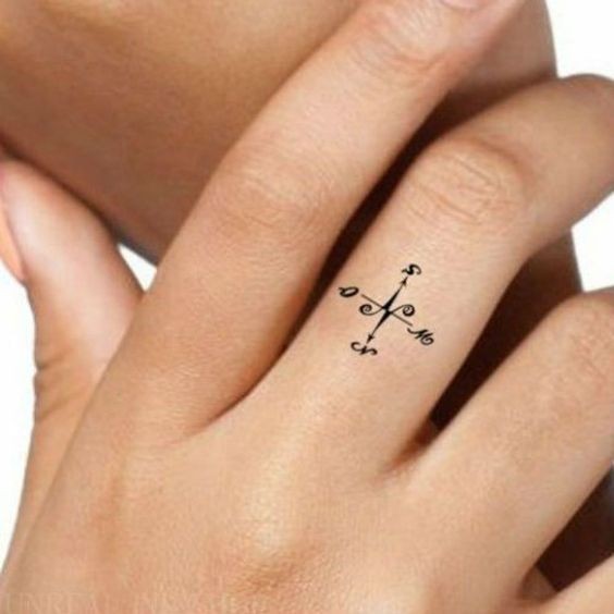 Tatouages boussole : 38 idées pour vous aider à trouver votre voie 36