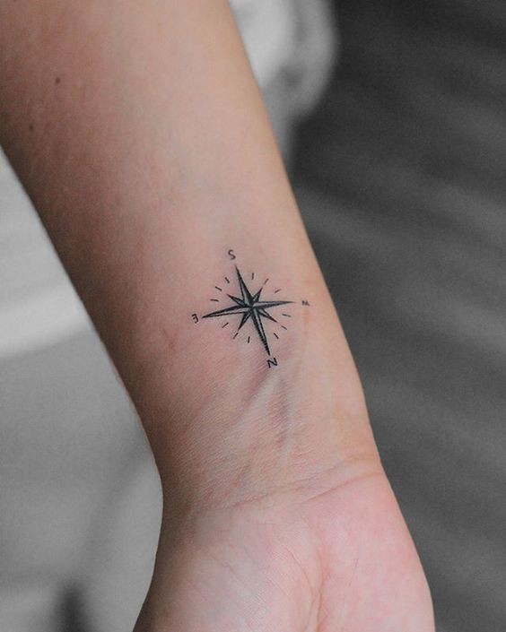 Tatouages boussole : 38 idées pour vous aider à trouver votre voie 9 Tatouages boussole : 38 idées pour vous aider à trouver votre voie 9