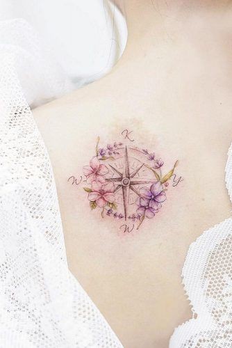 Tatouage boussole femme : 20 idées pour trouver votre chemin vers l'élégance 11