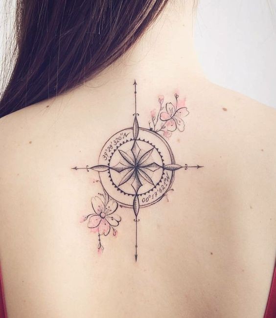 Tatouage boussole femme : 20 idées pour trouver votre chemin vers l'élégance 12