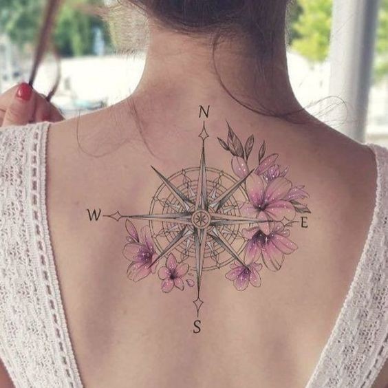 Tatouage boussole femme : 20 idées pour trouver votre chemin vers l'élégance 13