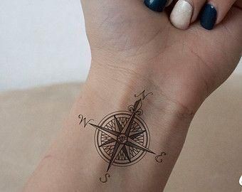 Tatouage boussole femme : 20 idées pour trouver votre chemin vers l'élégance 18 Tatouage boussole femme : 20 idées pour trouver votre chemin vers l'élégance 18