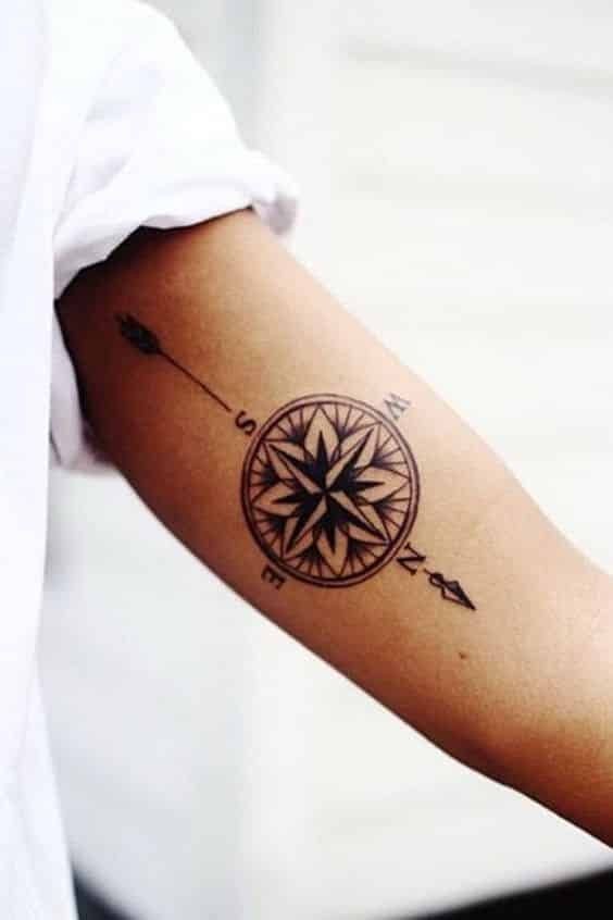Tatouage boussole femme : 20 idées pour trouver votre chemin vers l'élégance 19 Tatouage boussole femme : 20 idées pour trouver votre chemin vers l'élégance 19