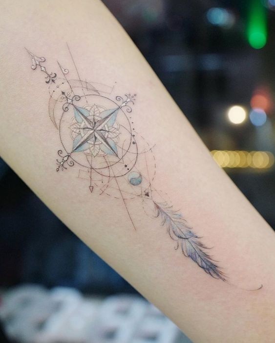 Tatouage boussole femme : 20 idées pour trouver votre chemin vers l'élégance 20