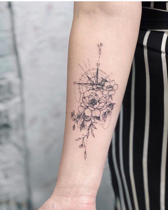 Tatouage boussole femme : 20 idées pour trouver votre chemin vers l'élégance 3