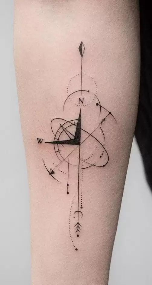 Tatouage boussole femme : 20 idées pour trouver votre chemin vers l'élégance 6 Tatouage boussole femme : 20 idées pour trouver votre chemin vers l'élégance 6