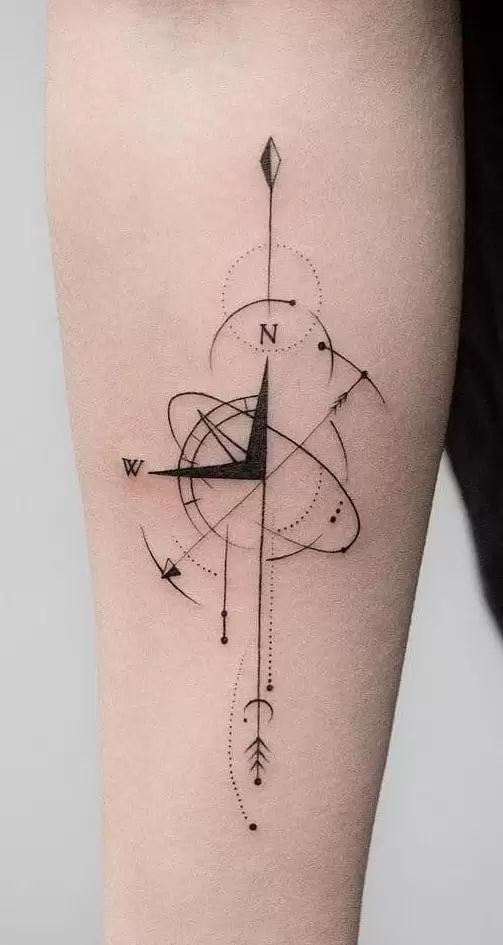 Tatouage boussole femme : 20 idées pour trouver votre chemin vers l'élégance 6