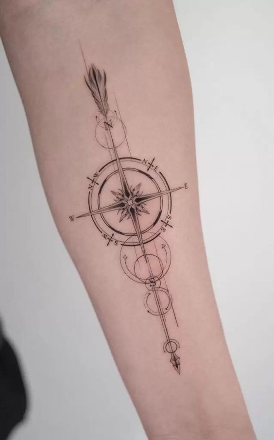 Tatouage boussole femme : 20 idées pour trouver votre chemin vers l'élégance 7