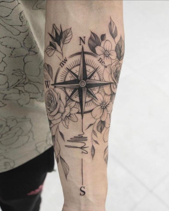 Tatouage boussole femme : 20 idées pour trouver votre chemin vers l'élégance 8