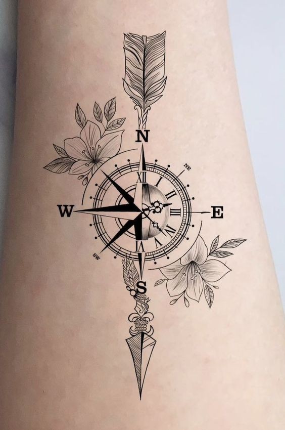 Tatouage boussole femme : 20 idées pour trouver votre chemin vers l'élégance 9