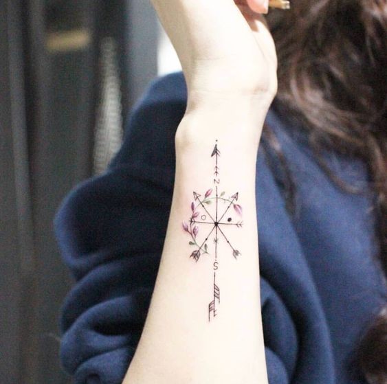 Tatouage boussole femme : 20 idées pour trouver votre chemin vers l'élégance 1