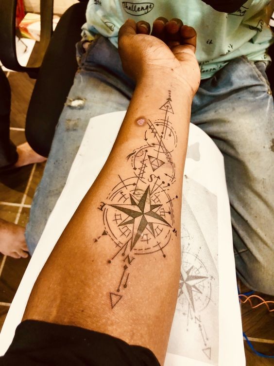 Tatouage boussole homme : 22 idées qui vous mèneront à votre prochaine aventure 2 Tatouage boussole homme : 22 idées qui vous mèneront à votre prochaine aventure 2