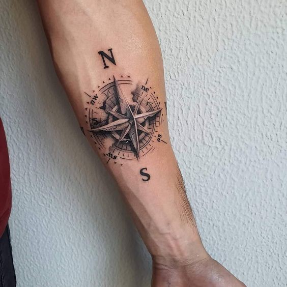 Tatouage boussole homme : 22 idées qui vous mèneront à votre prochaine aventure 11 Tatouage boussole homme : 22 idées qui vous mèneront à votre prochaine aventure 11