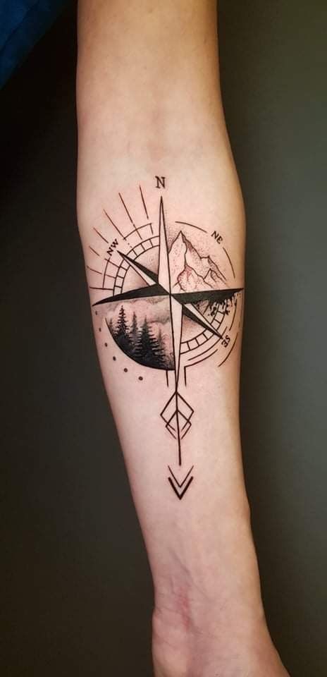 Tatouage boussole homme : 22 idées qui vous mèneront à votre prochaine aventure 17 Tatouage boussole homme : 22 idées qui vous mèneront à votre prochaine aventure 17