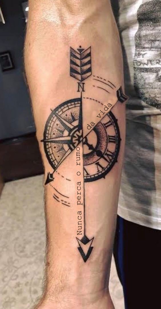 Tatouage boussole homme : 22 idées qui vous mèneront à votre prochaine aventure 4 Tatouage boussole homme : 22 idées qui vous mèneront à votre prochaine aventure 4